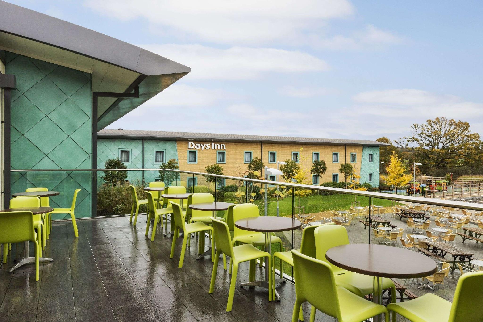 Hotel Ramada By Wyndham Cobham Cobham  Exterior foto