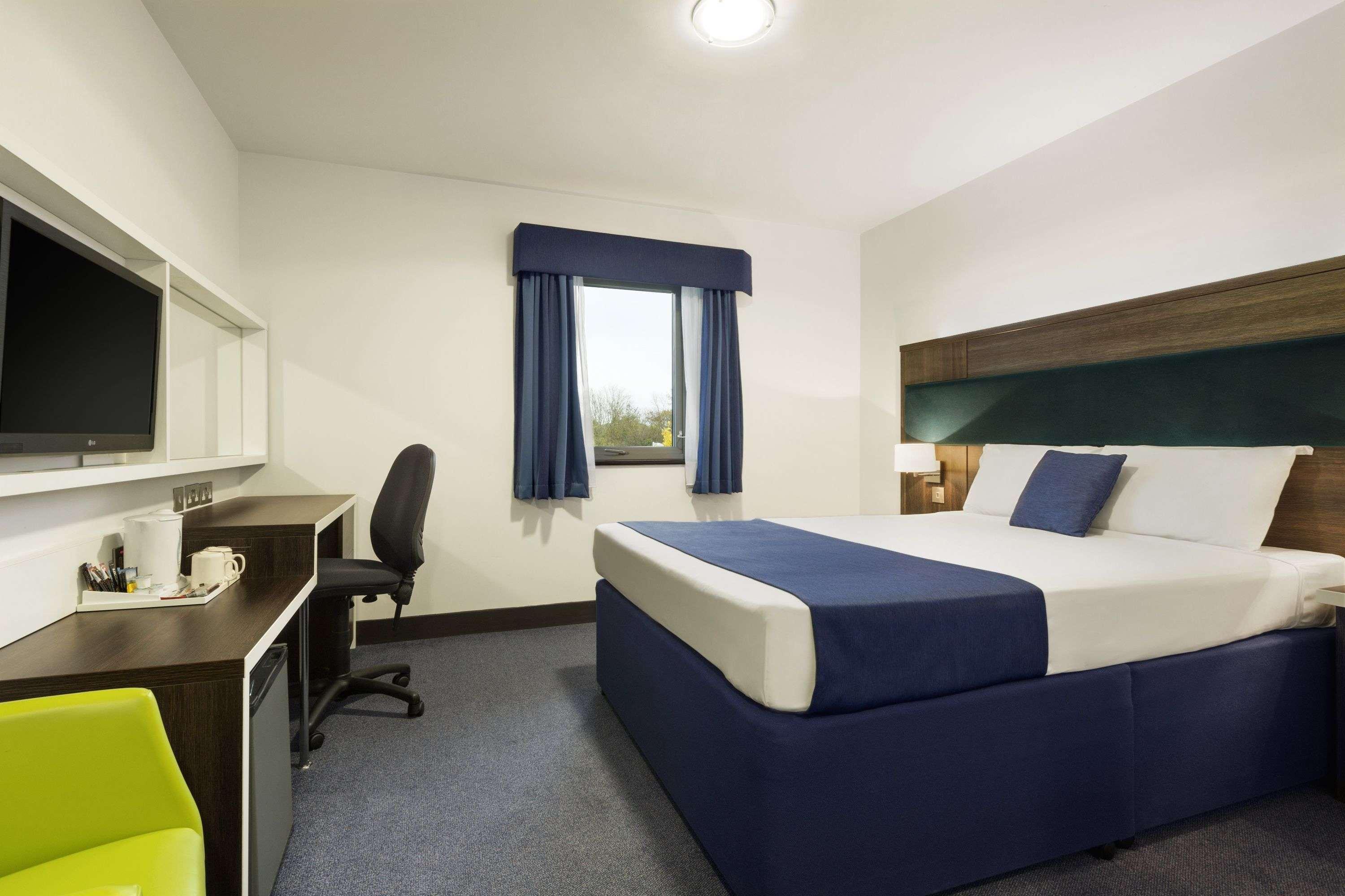 Hotel Ramada By Wyndham Cobham Cobham  Exterior foto