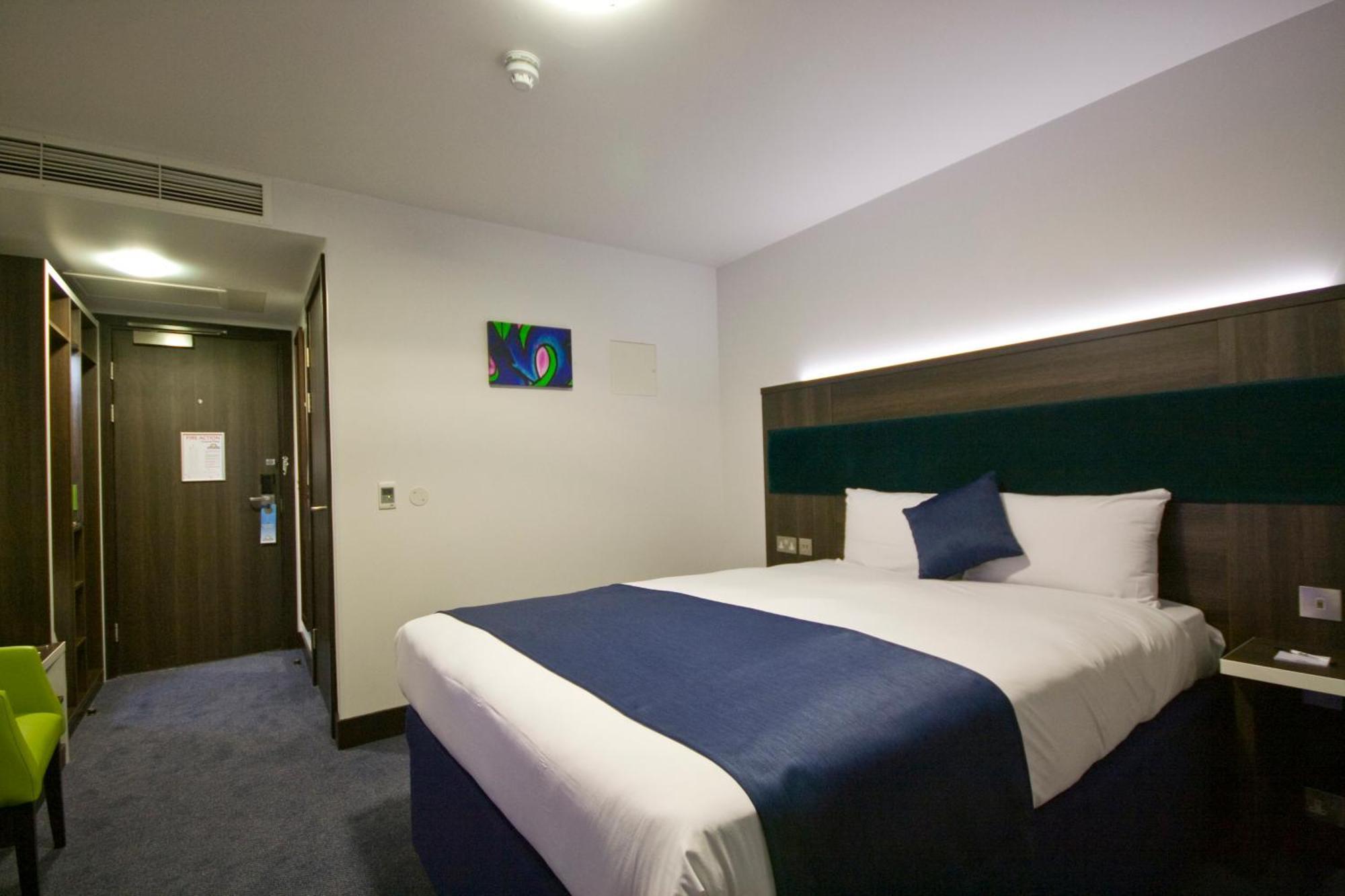 Hotel Ramada By Wyndham Cobham Cobham  Exterior foto